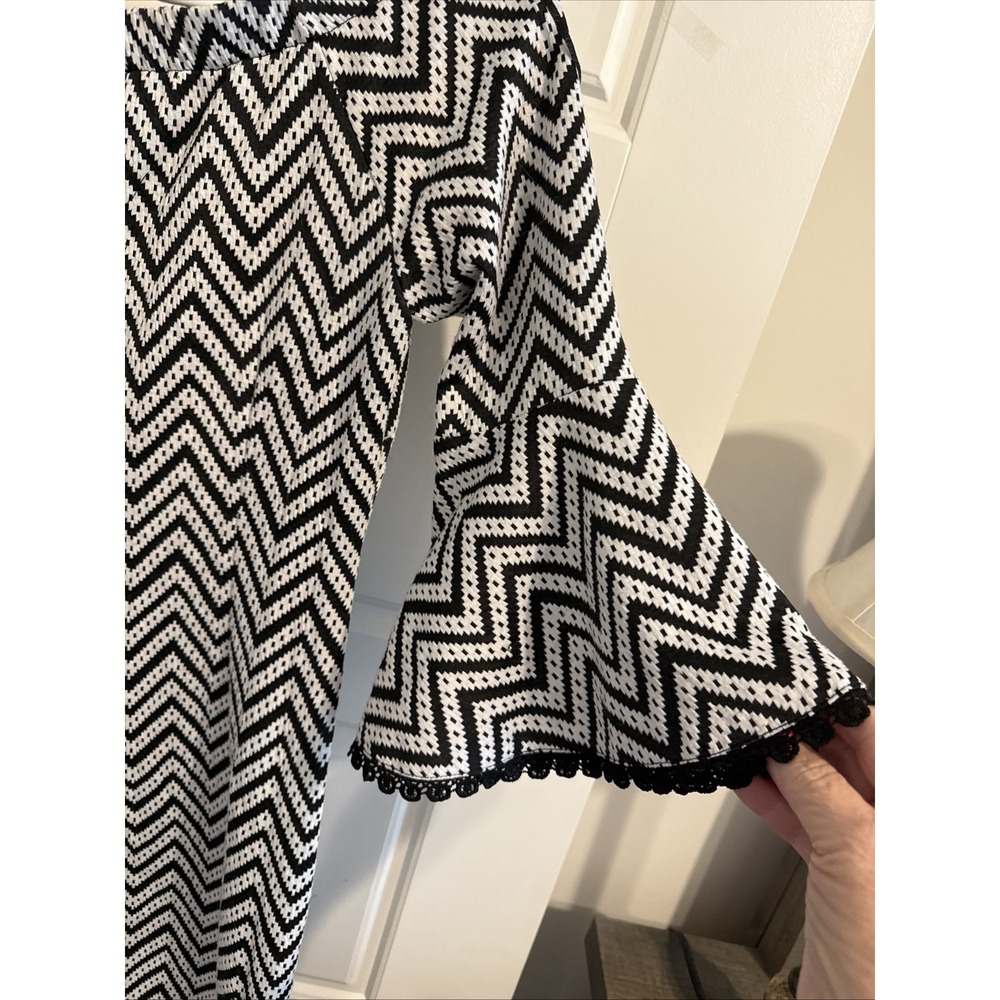 Gabby & Skye Black/White Stripe Dress-Size 6 - Picture 4 of 4